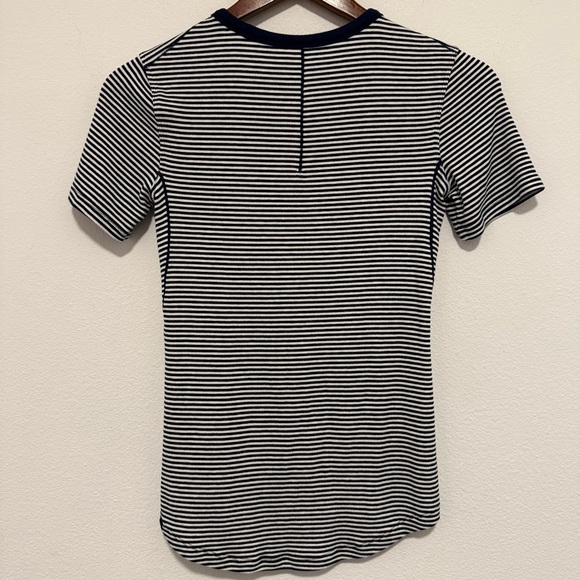 Lululemon Hold Tight Short Sleeve Shirt Minute Stripe Navy White Size 4 or 6 - Picture 9 of 10